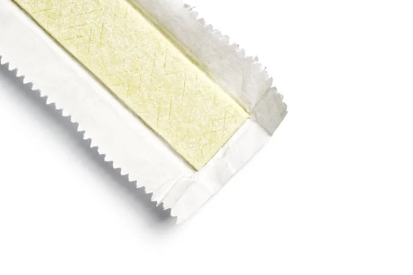 Plaat van de kauwgom gewikkeld in folie geïsoleerd — Stockfoto