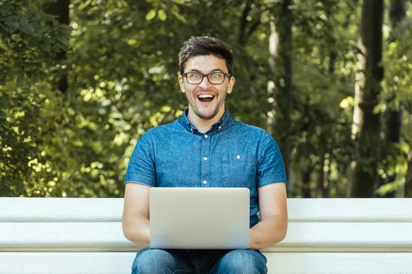 defter parkta oturan genç adam