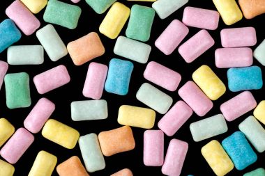 Parlak renkli sakız kadar yakın