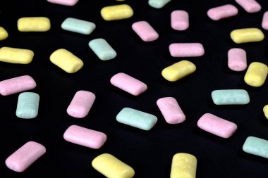 Parlak renkli sakız kadar yakın