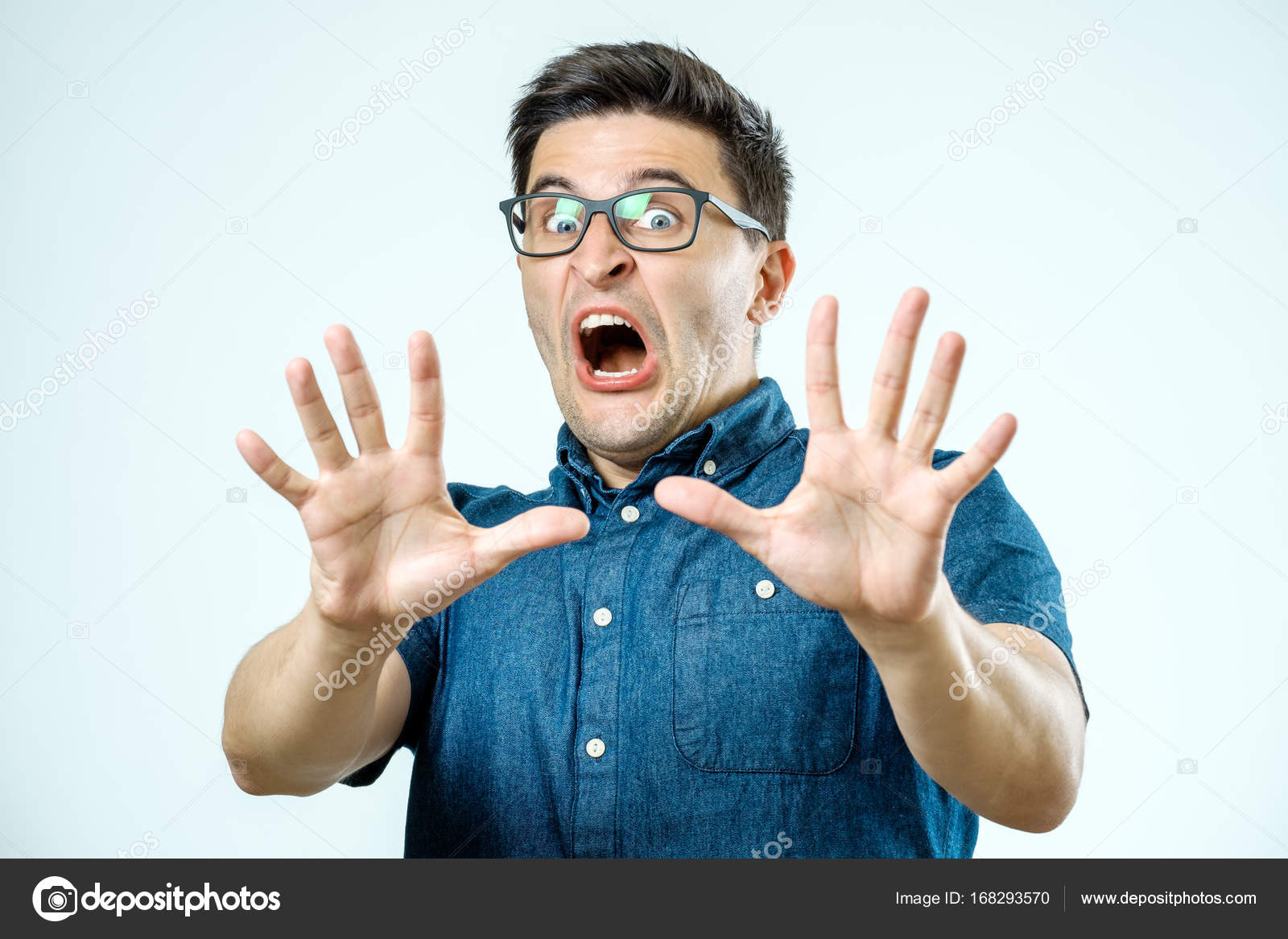 Hombre Con Expresión De Miedo En Su Cara Haciendo Gesto Asustado Fotografía De Stock