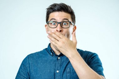 Sürpriz yüz ifadesi ile genç bir güzel adam portresi