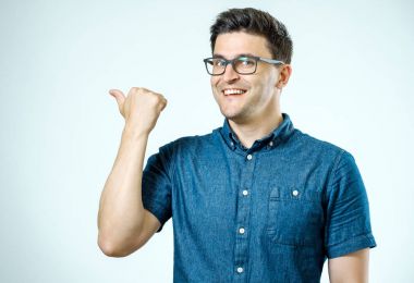 Yakışıklı gülümseyen sakallı adam uzağa işaret