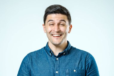 Yakışıklı çekici. Giyim gülümseyen yakışıklı genç adam