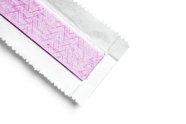 Plaat van de kauwgom gewikkeld in folie geïsoleerd — Stockfoto