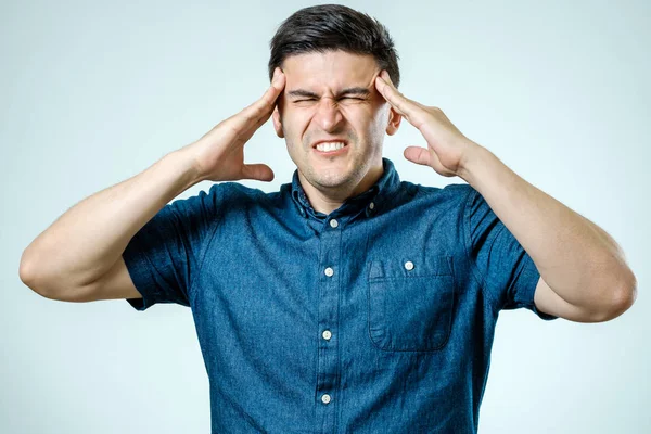 Uomo frustrato con mal di testa isolato — Foto Stock