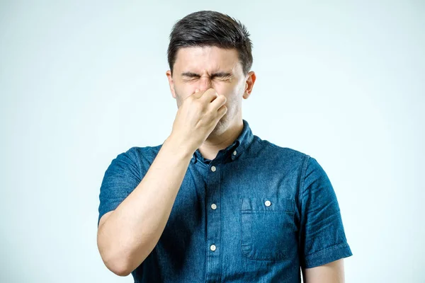 Mann hält Nase vor üblem Geruch — Stockfoto