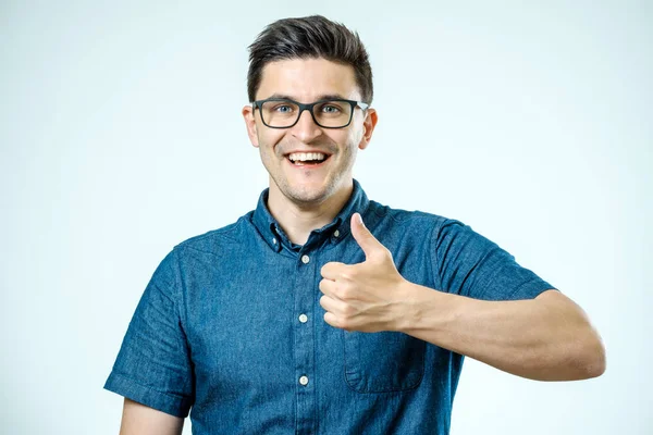 Joven caucásico hombre con gafas mostrando pulgares hasta —  Fotos de Stock