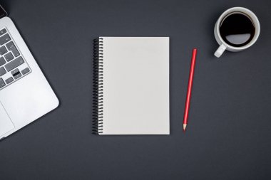 Modern ofis resepsiyon masası dizüstü bilgisayar ve boş defter sayfası