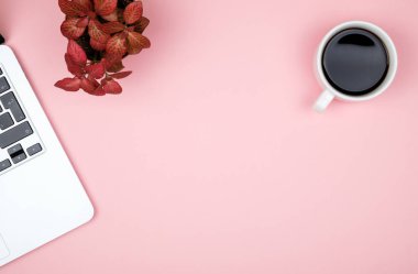 Bilgisayarlı ofis masası. Kopyalama alanı olan üst görünüm