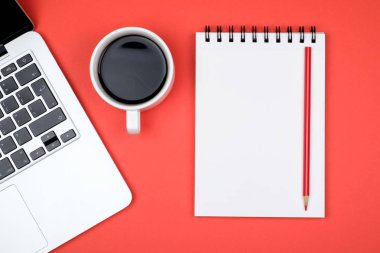 Modern ofis resepsiyon masası dizüstü bilgisayar ve boş defter sayfası