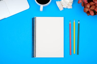 Modern ofis resepsiyon masası ile bilgisayar, boş defter sayfası ve 