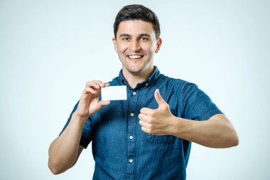 Kartvizit tutarak rahat genç işadamı