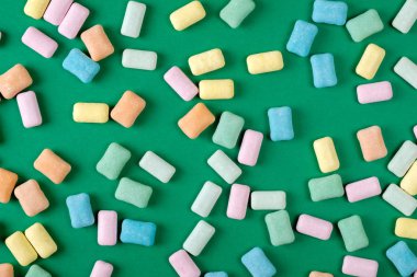 Parlak renkli sakız kadar yakın