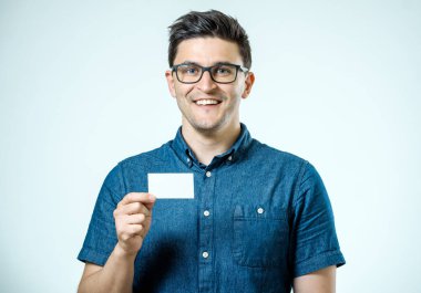 Kartvizit tutarak rahat genç işadamı