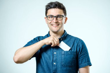 Genç adam boş kartvizit gömlek cebinden dışarı alır