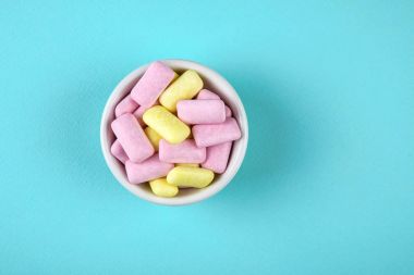 Bir kase renkli sakız