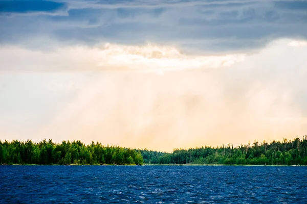 Yeşil sahil ile gölün güzel manzara