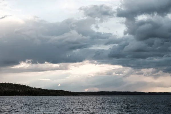 Yeşil sahil ile gölün güzel manzara