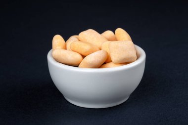 Bir kase renkli sakız
