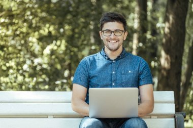 defter parkta oturan genç adam