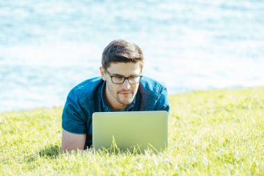 Şehir Parkı içinde dizüstü kullanan adam