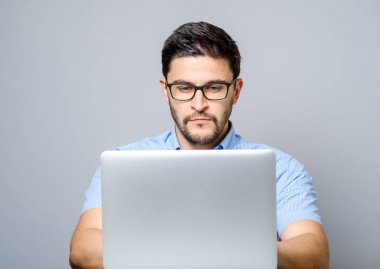 Laptop çalışma ciddi konsantre adam portresi