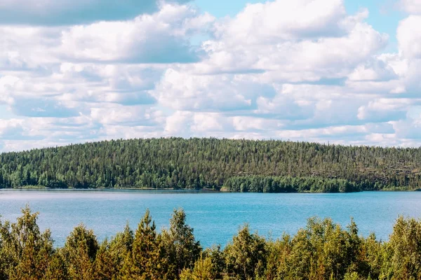 Hermosa vista del lago con costa verde — Foto de Stock