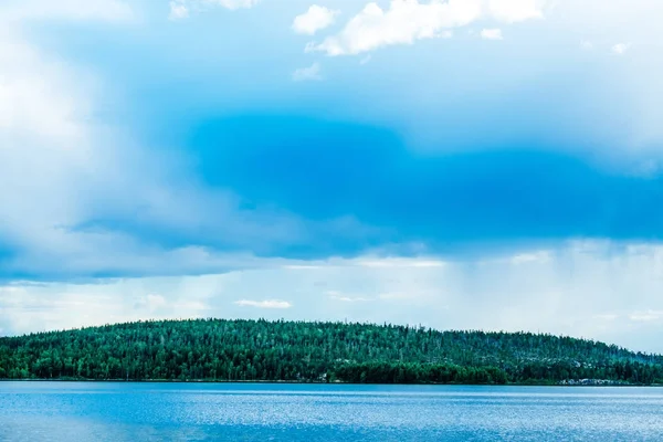 Yeşil sahil ile gölün güzel manzara