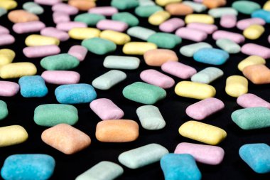 Parlak renkli sakız kadar yakın