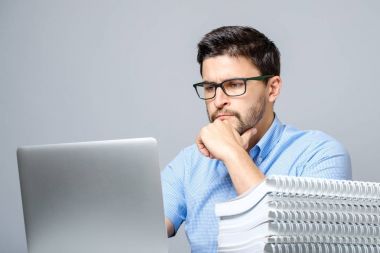 Laptop çalışma ciddi konsantre adam portresi