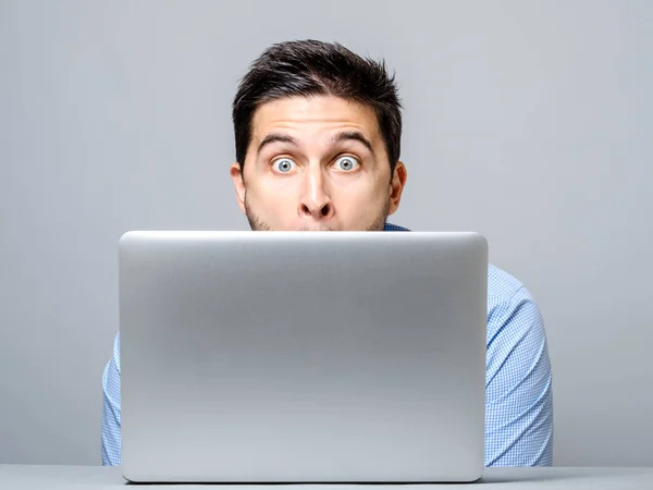 Portrait of amazed man with laptop computer — Stock Photo, Image