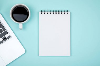 Boş yazı defteri renkli arka plan hakkında fikir edinmek için