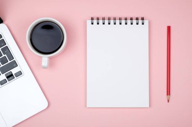 Dizüstü bilgisayar ve boş not defteri en az çalışma alanı