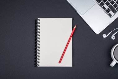 Dizüstü bilgisayar ve boş not defteri en az çalışma alanı