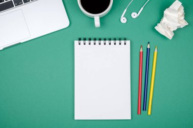 Modern ofis resepsiyon masası dizüstü bilgisayar ve boş defter sayfası