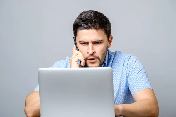 Pensive sad man sitting at the table with laptop — Stock Photo, Image