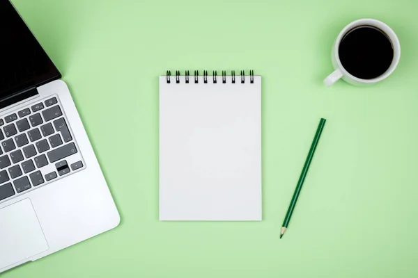 Mesa de escritorio de oficina de diseño moderno con página de cuaderno en blanco, lapt — Foto de Stock