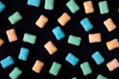 Parlak renkli sakız kadar yakın