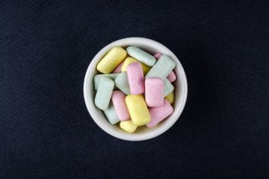 Bir kase renkli sakız