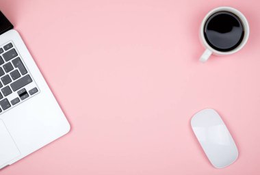 Ofis resepsiyon masası bilgisayar ile