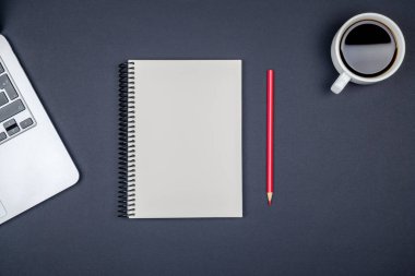 Dizüstü bilgisayar ve boş Not Defteri sayfası en az çalışma masası