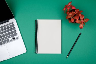 Modern ofis resepsiyon masası ile bilgisayar, boş defter sayfası ve 