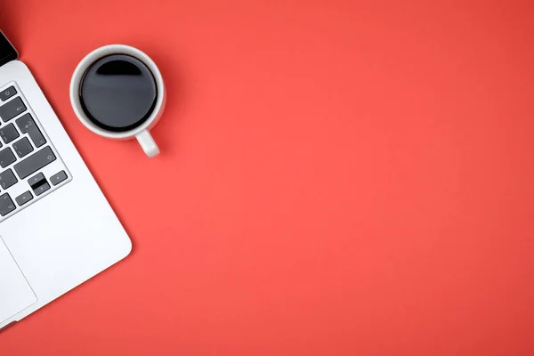 Vista dall'alto dell'area di lavoro con laptop, tazza di caffè e spazio copia — Foto Stock