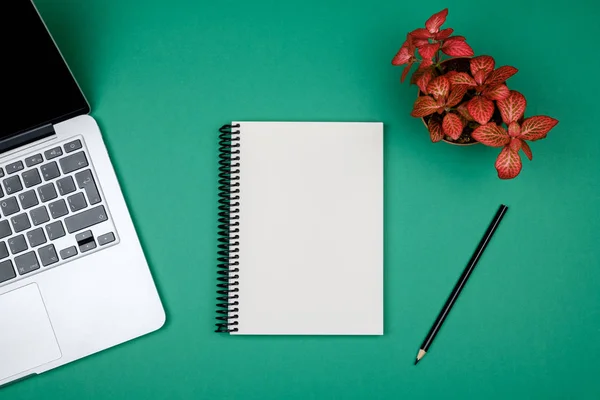 Mesa de escritorio de oficina moderna con computadora, página de cuaderno en blanco y — Foto de Stock