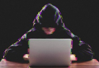 Hacker kurumsal sunuculara saldırı düzenlemek için dizüstü bilgisayar kullanarak