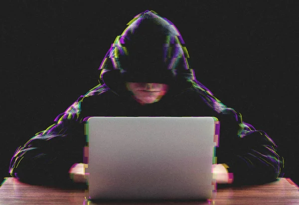 Hacker menggunakan laptop untuk mengatur serangan pada server perusahaan — Stok Foto