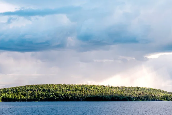 Hermosa vista del lago con costa verde — Foto de Stock