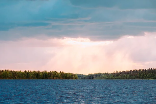 Schöne Aussicht auf den See mit grüner Küste — Stockfoto