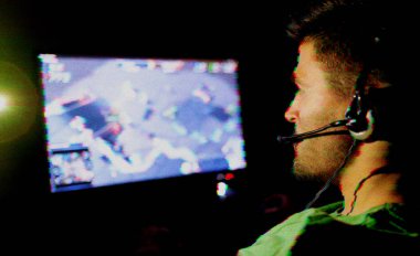 Genç adam bilgisayar oyunu oynamak. Aksaklık etkisi eklendi